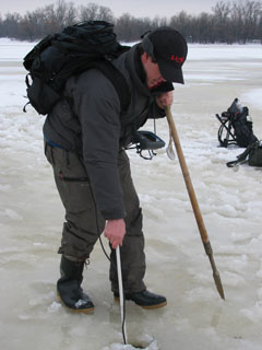 Юрий Орлов ищет рыбу по лункам с помощью эхолота Lowrance X52